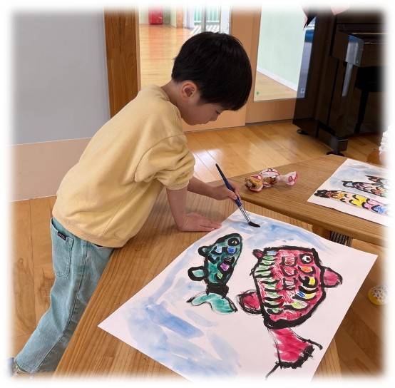 絵の具で絵を描く子ども