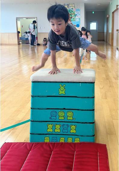 跳び箱を跳ぶ子ども