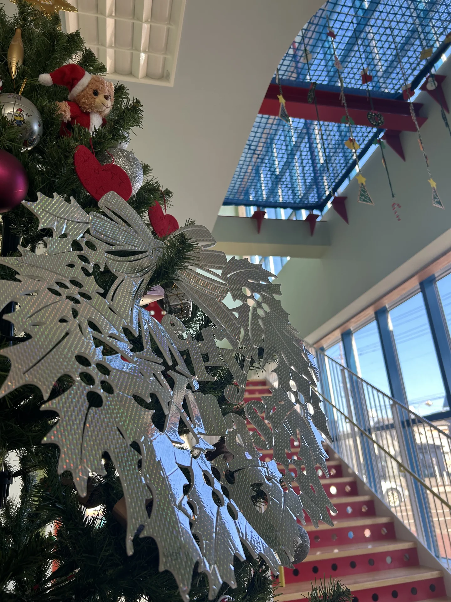クリスマスツリーの飾りと園内の階段