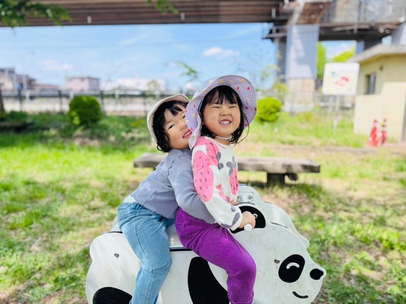 公園の遊具で遊ぶ子ども