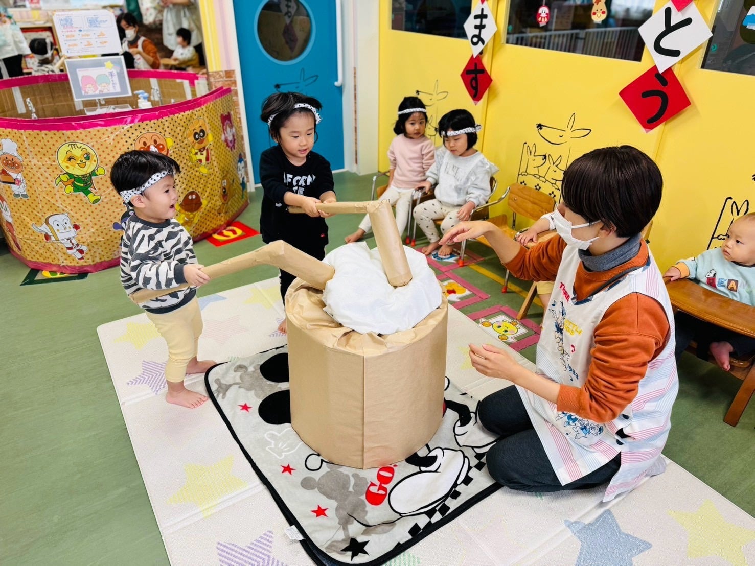 みんなで餅つきを楽しむ様子