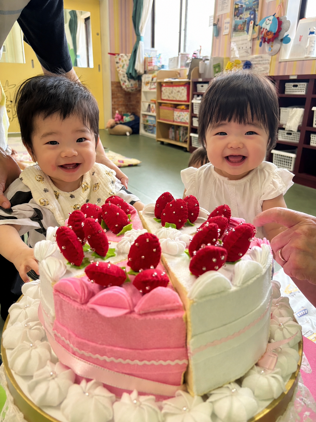 手作りのいちごケーキを前に笑う子どもたち