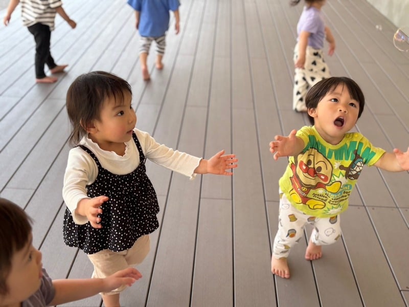 屋根付きテラスで遊ぶ子どもたち