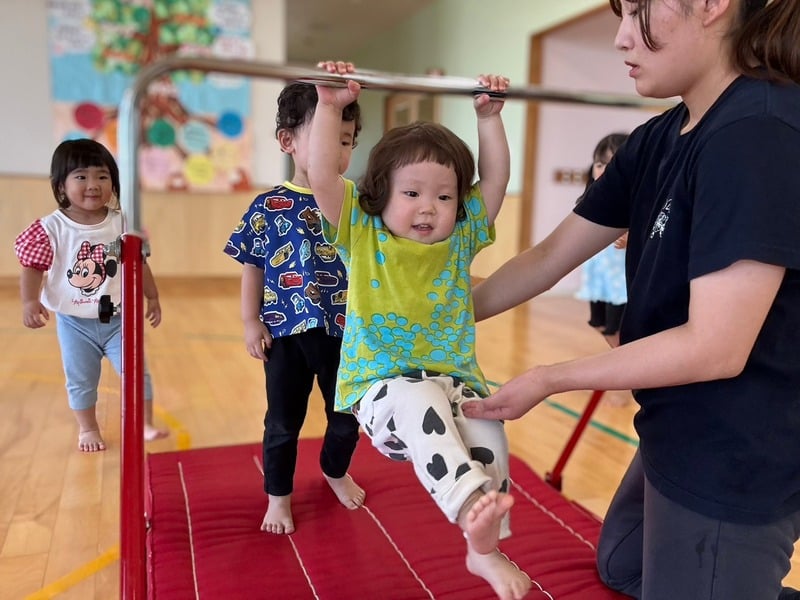 講師と一緒に体操をする子ども