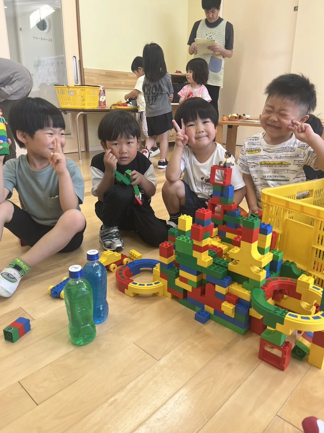カラフルなブロックで遊ぶ子どもたち