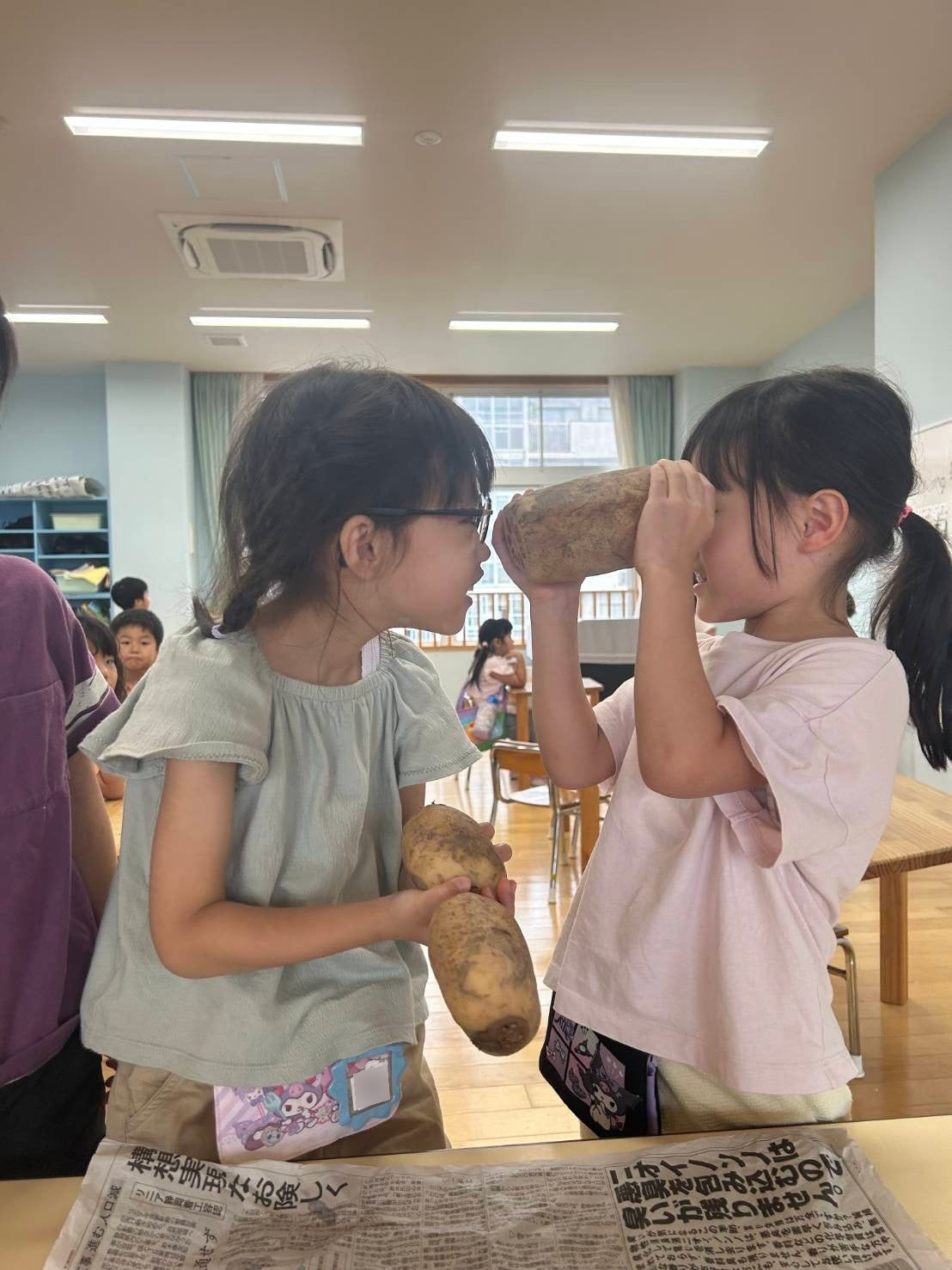 友だちと顔を見合わせて遊ぶ子どもたち