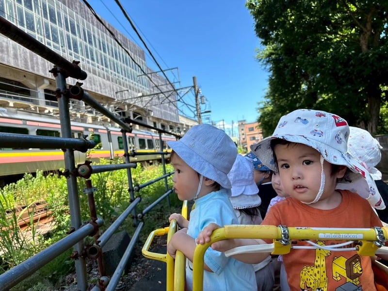 お散歩カートに乗って出かける子どもたち