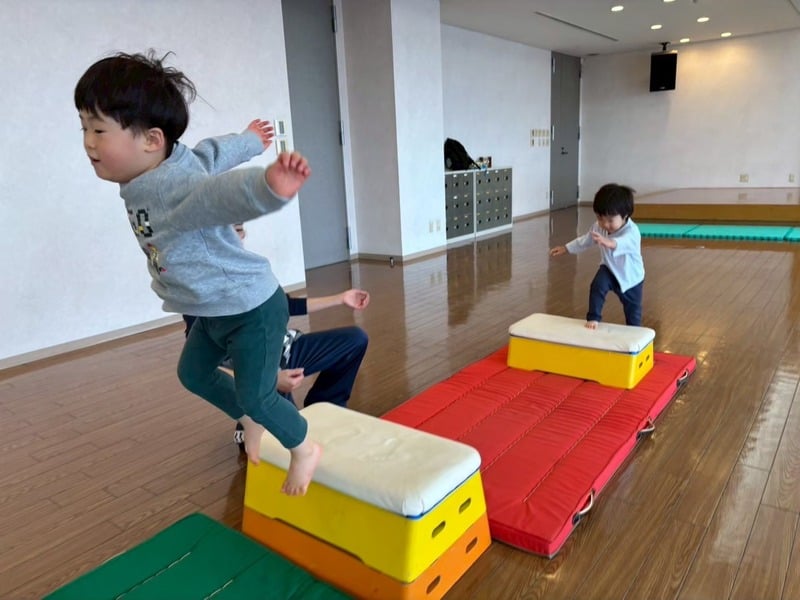 室内の跳び箱で体を動かす子どもたち